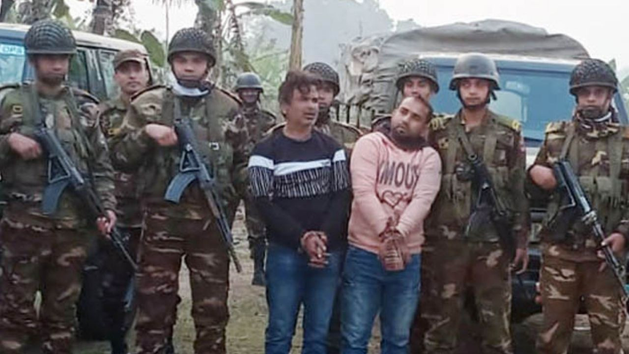 বগুড়ার ধুনটে সেনাবাহিনীর অভিযান পিস্তল ও দেশীয় তৈরি অস্ত্রসহ দুই সন্ত্রাসী গ্রেফতার 